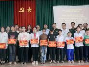 Lữ đoàn Xe tăng 215 trao quà nâng bước em tới trường cho học sinh xã Nghĩa Lâm